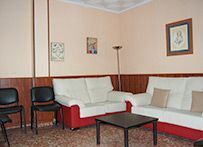 Una sala de estar con dos sofás, una mesa y sillas.