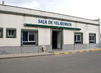 Un edificio blanco con un toldo verde encima.