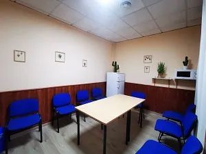 Hay una mesa y sillas en la habitación.