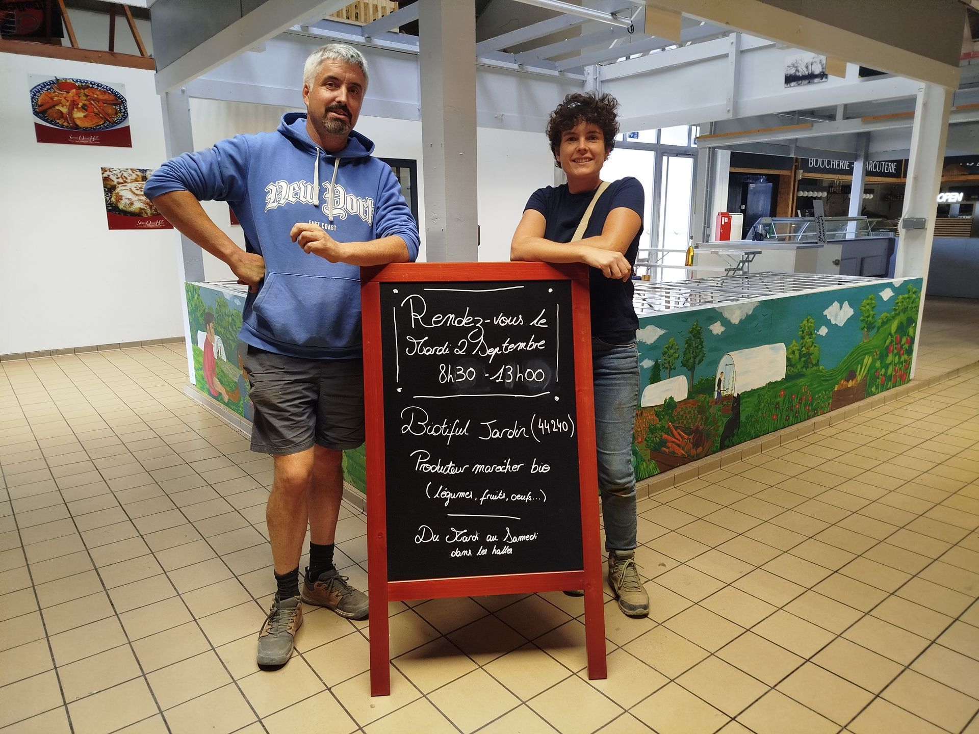 Barbecue : préparation de nourriture avec de la viande et des légumes.