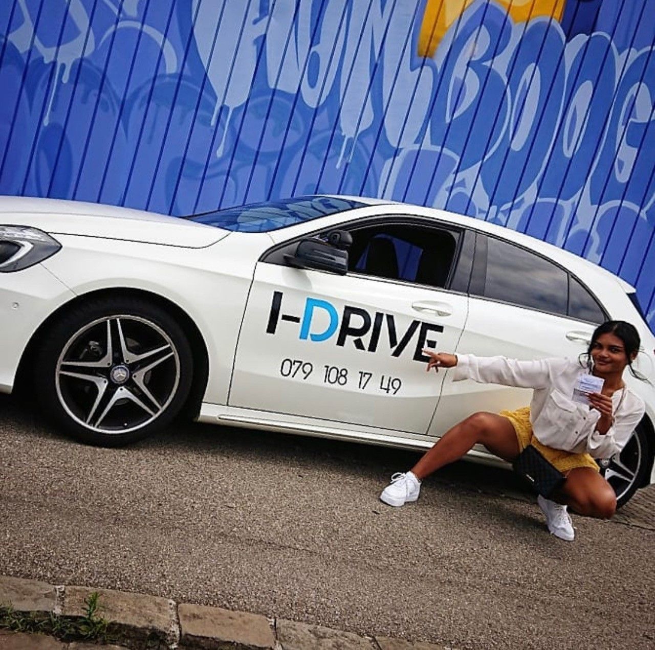 Fahrschülerin nach bestandener Fahrprüfung - Autofahrschule I-Drive - Stadt Basel