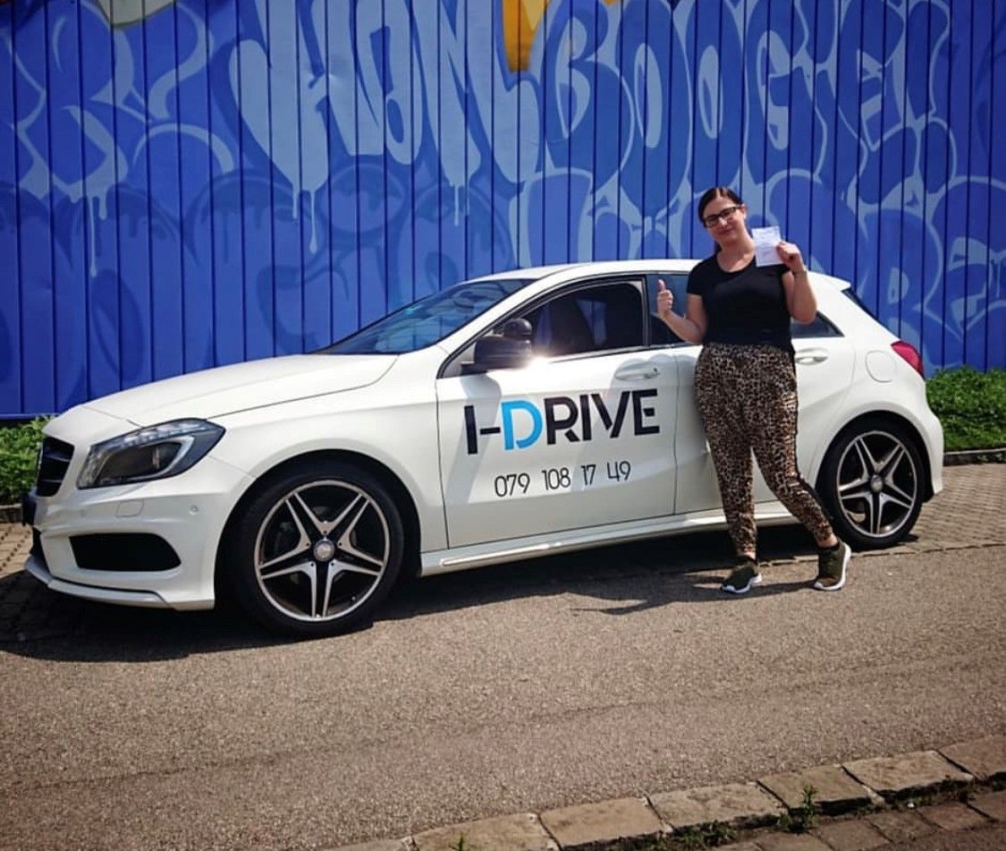 Fahrschülerin nach bestandener Fahrprüfung - Autofahrschule I-Drive - Stadt Basel
