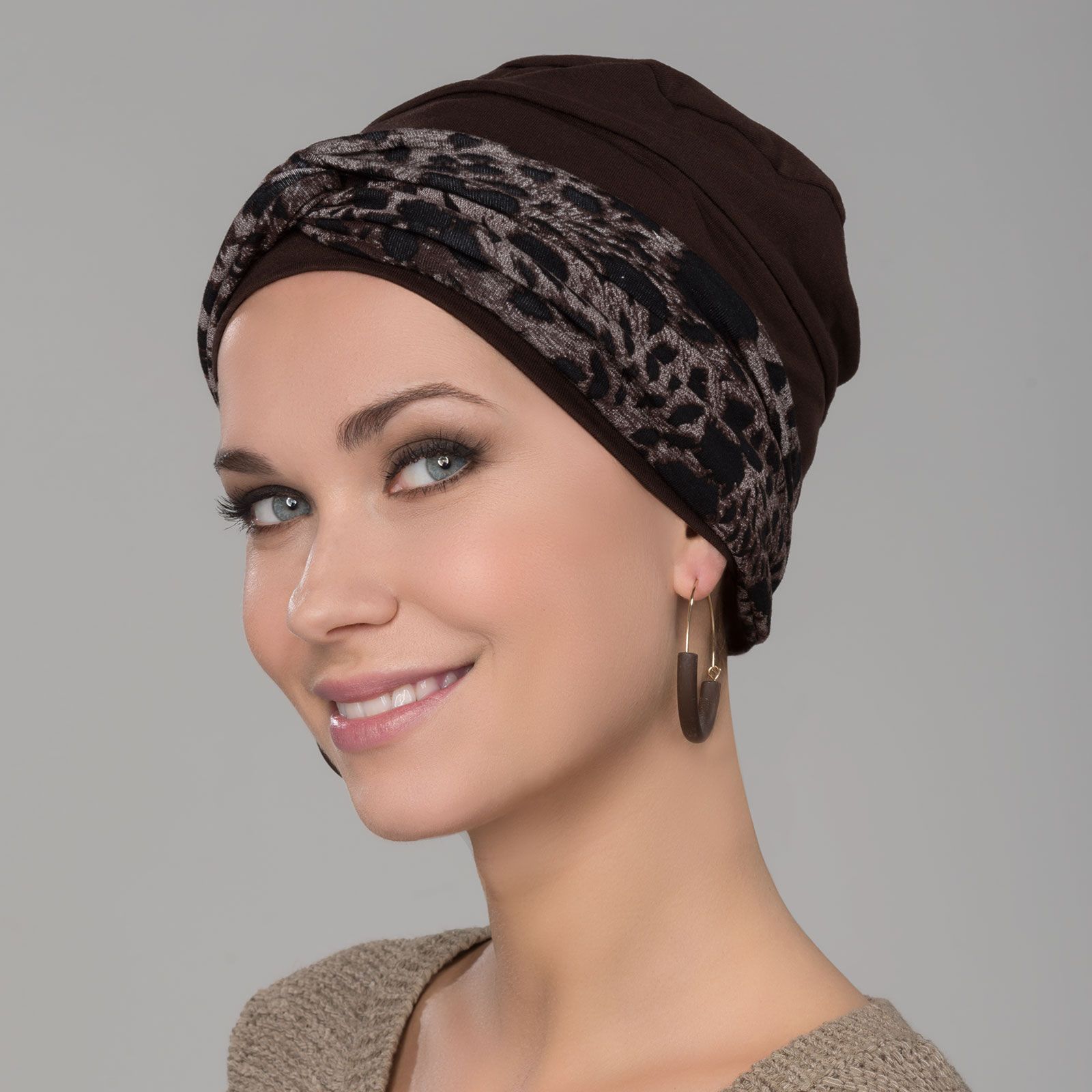 Model mit Bando gemustert