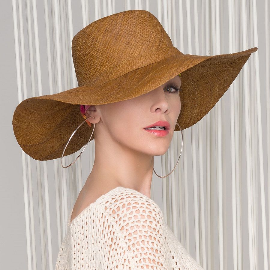 Hut in braun mit großer Krempe