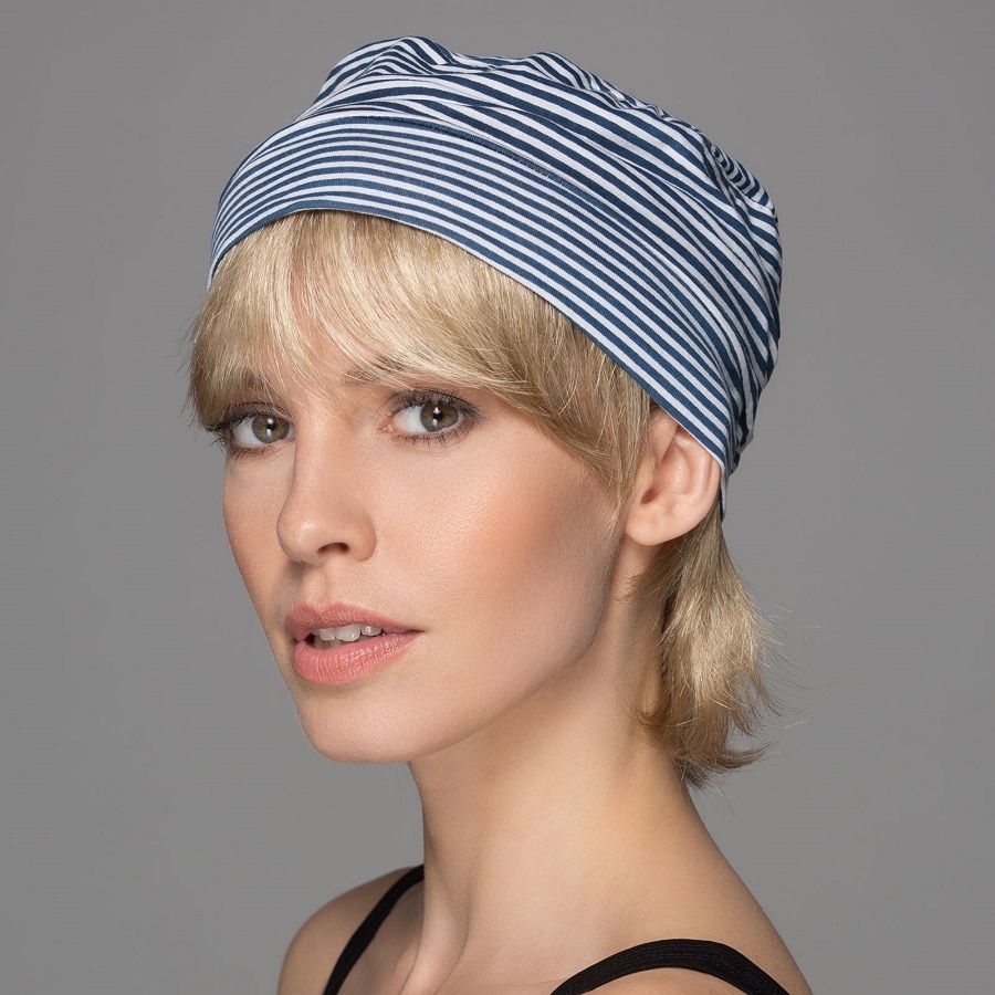 Model mit Cap mit blondem Haar