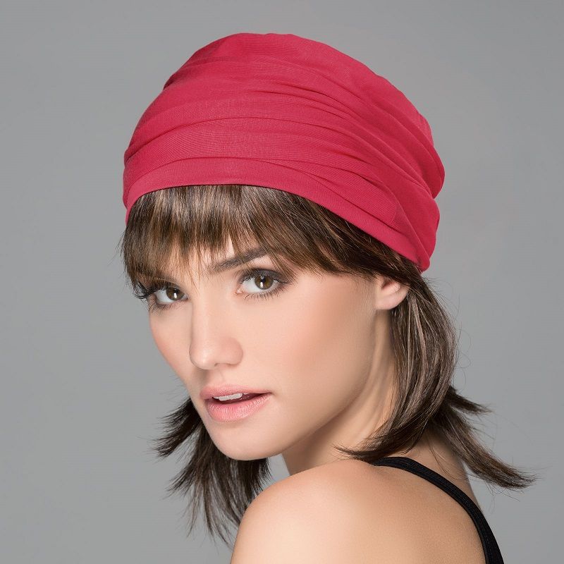 Model mit Cap mit braunem Haar