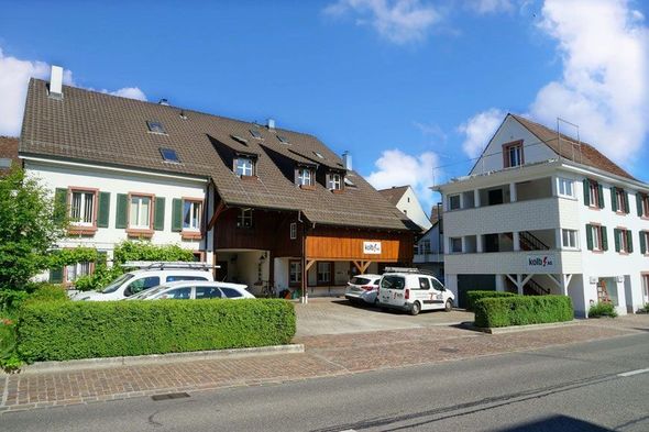 Solarmodul-Anschlusskasten mit Verkabelung und Leistungsschaltern.