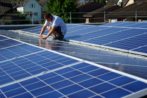 Solarmodul-Anschlusskasten mit Verkabelung und Leistungsschaltern.