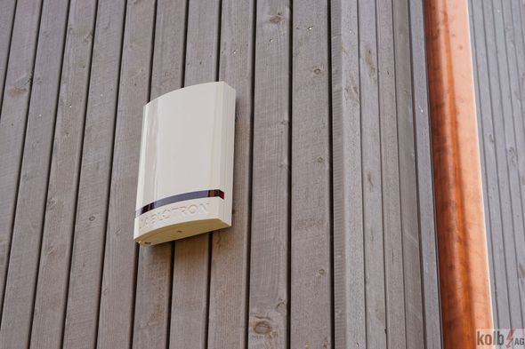 Solarmodule auf einem Feld, die in Sonnenlicht getaucht sind und Sonnenenergie absorbieren.