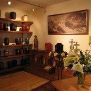 Auswahl von Urnen bei Bestattungshaus Bückendorf GmbH