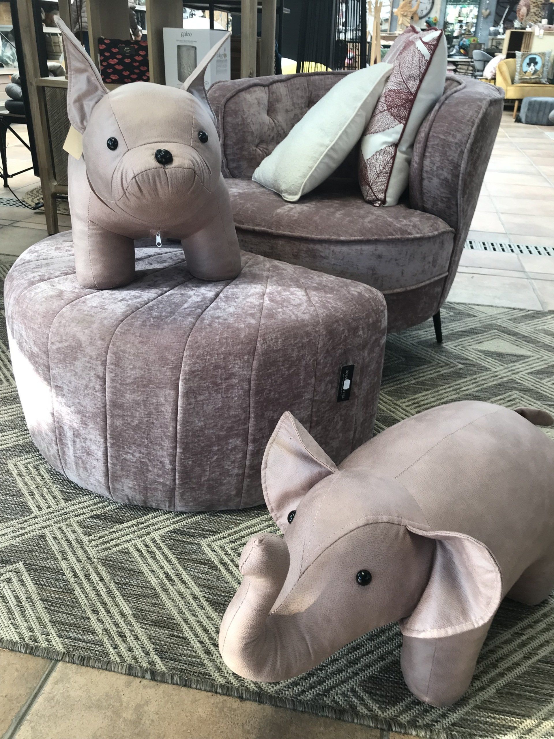 fauteuil et élément décoratif