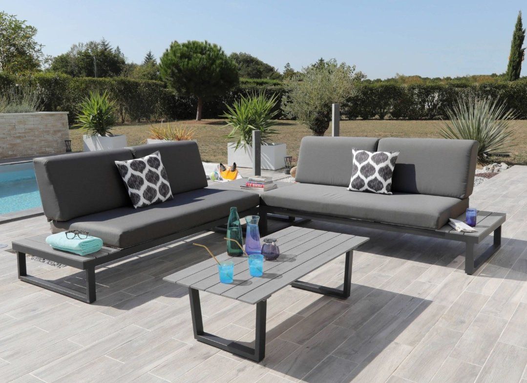 canapés extérieurs et table basse