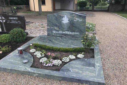 Grab mit Grabschmuck