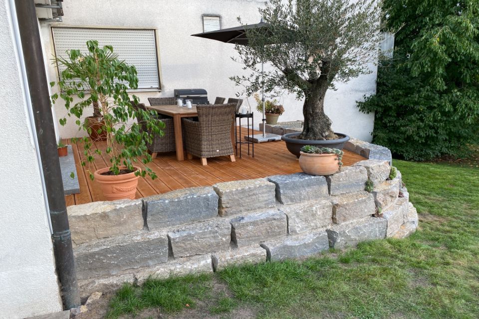Terrassenabgrenzung aus Naturstein