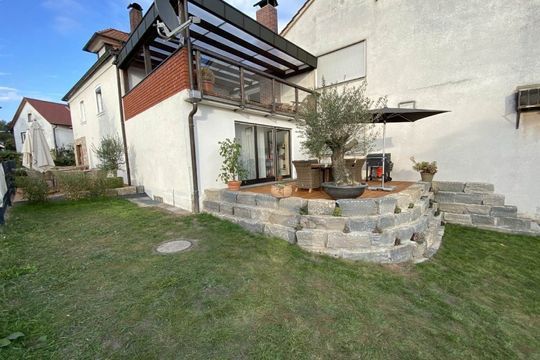 Terrasse mit Abgrenzung aus Naturstein