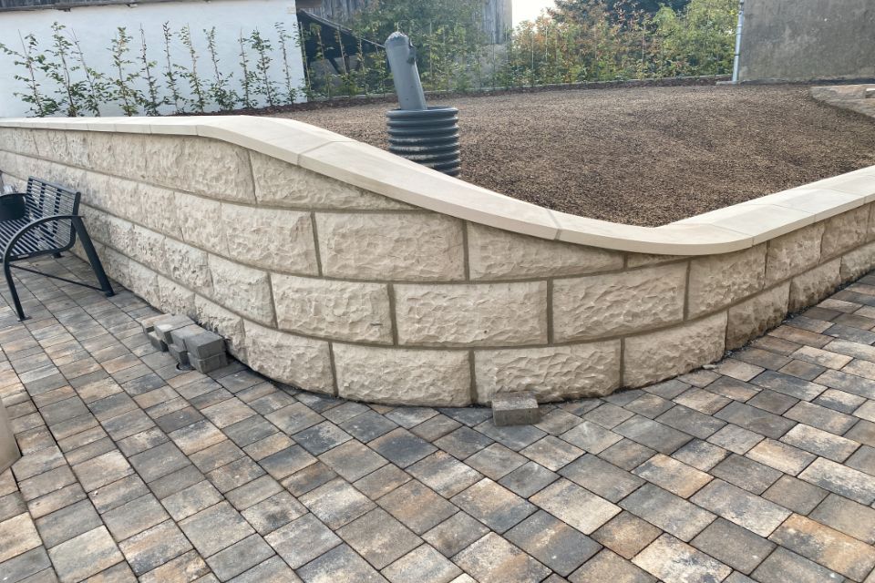Niedrige Mauer aus Naturstein