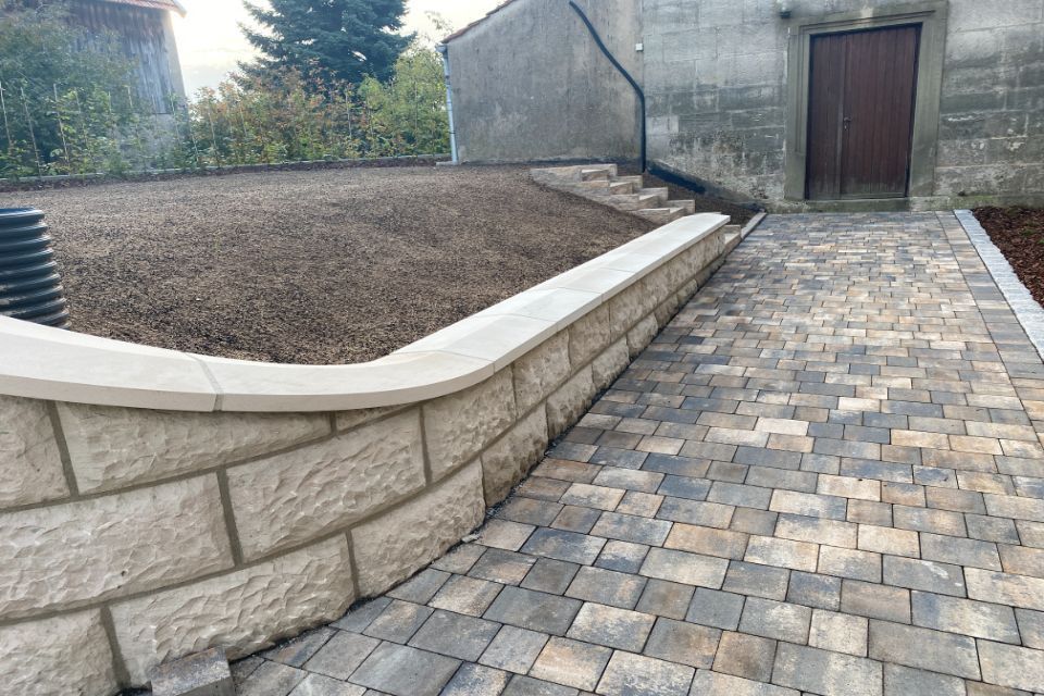 Niedrige Mauer aus Naturstein