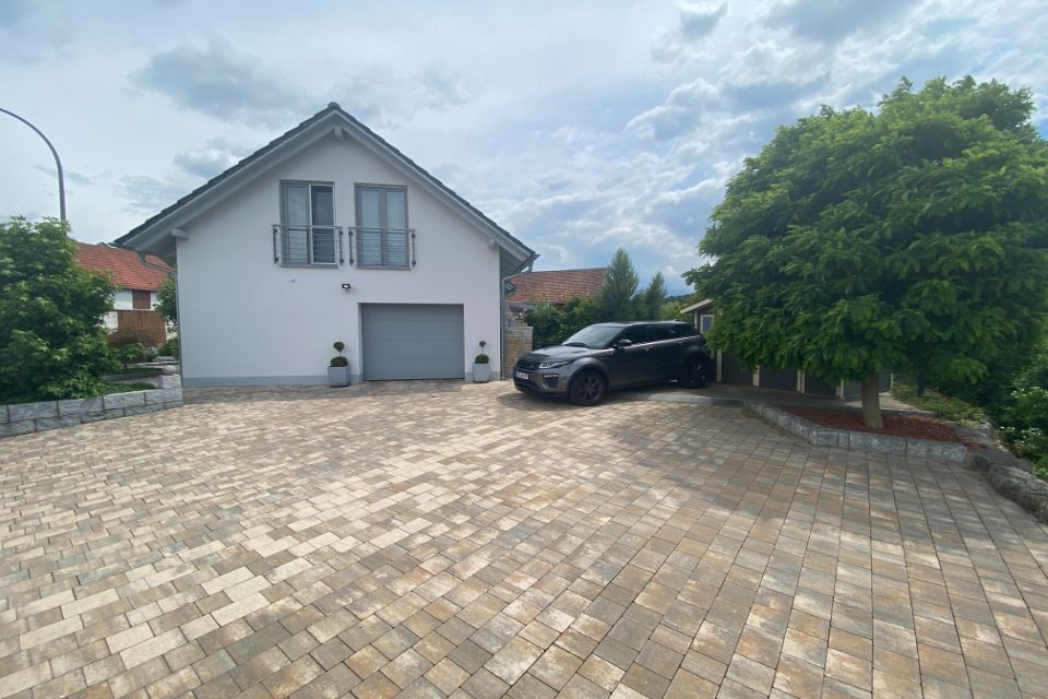 Hausvorplatz aus Naturstein