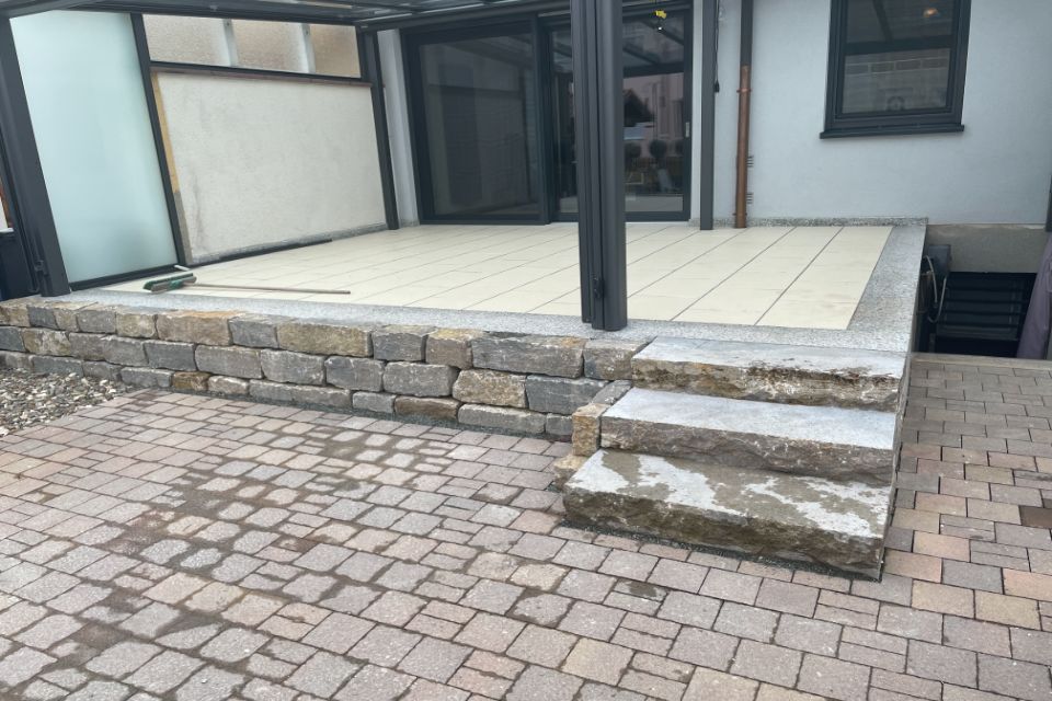 Terrasse und Treppe aus Naturstein