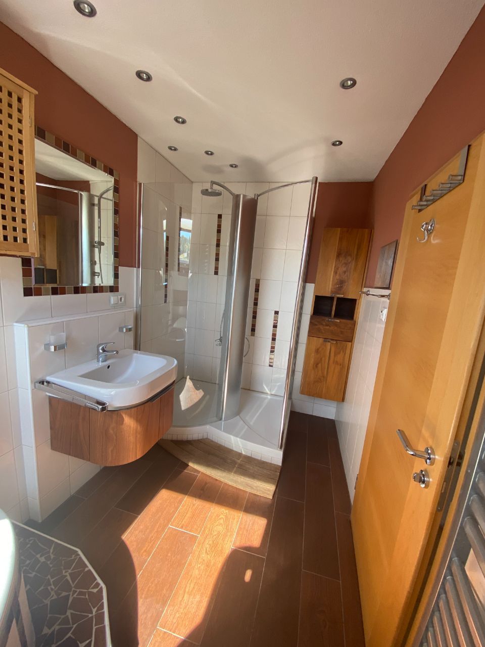 Badezimmer aus Holz und Stein