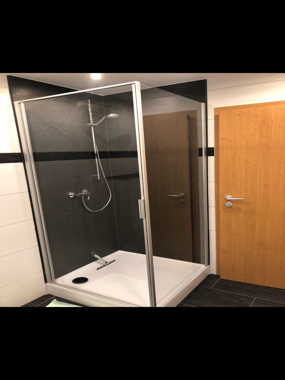 Dusche mit dunklem Stein