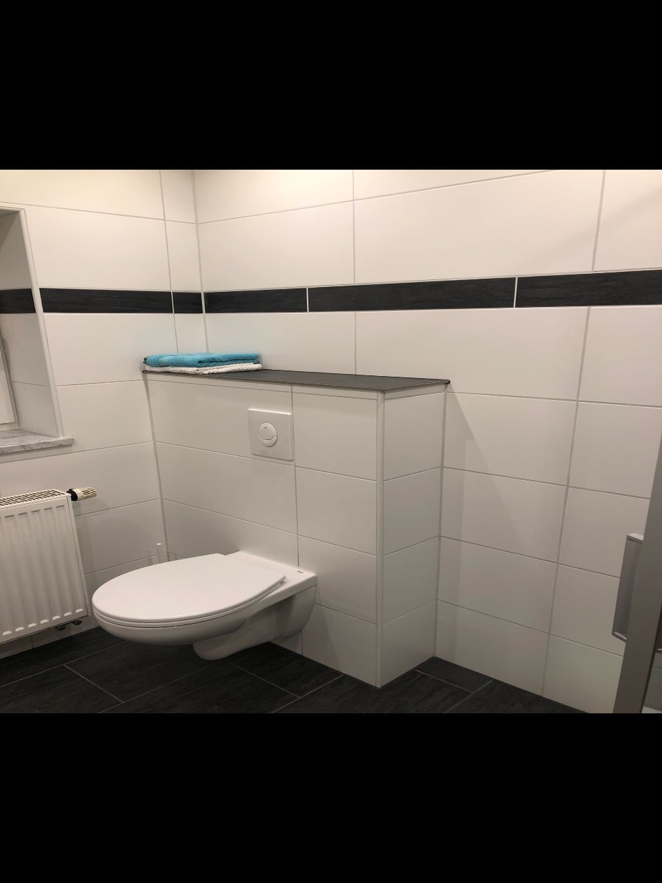 Toilette und Fliesen aus Naturstein