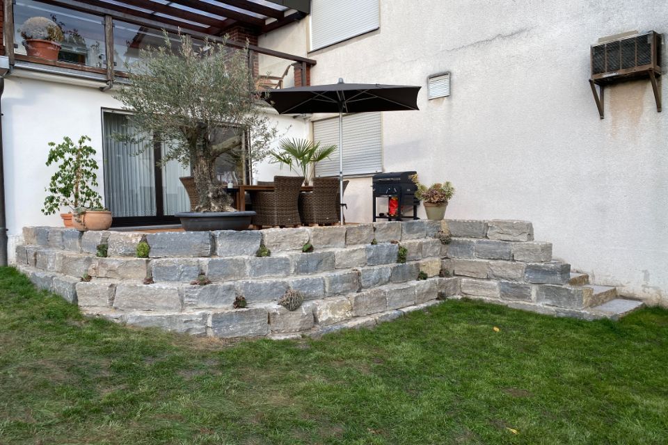 Terrassenabgrenzung aus Naturstein