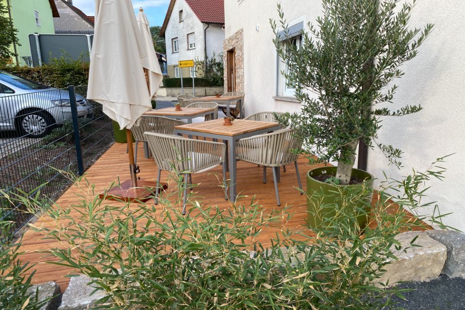 Terrasse mit Natursteinboden