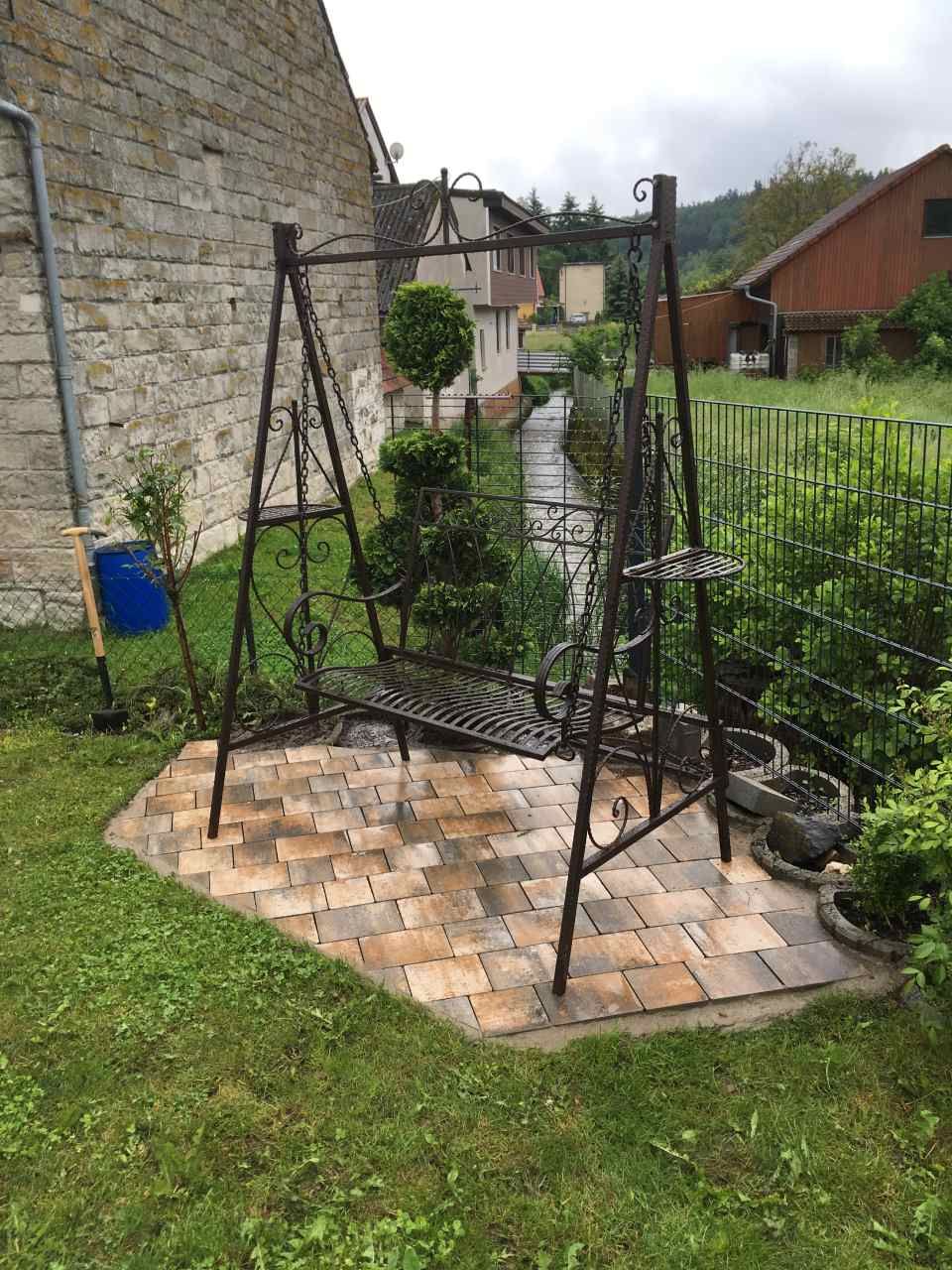 Boden aus Naturstein unter einem Hängegrill