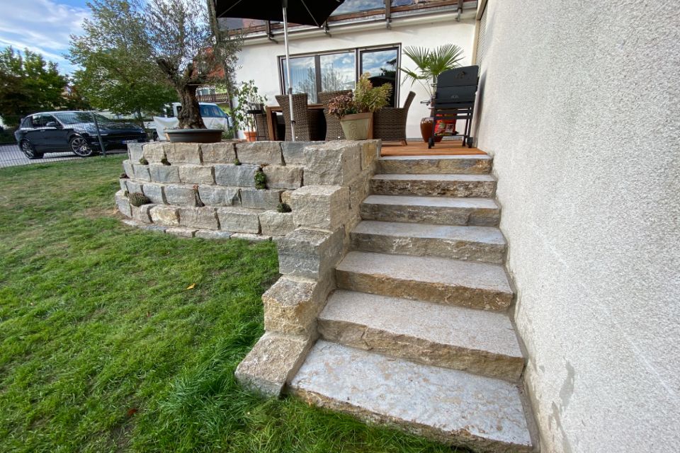 Außentreppe aus Naturstein