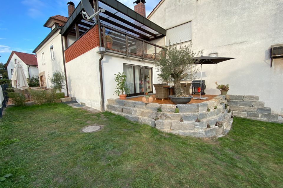 Terrassenabgrenzung aus Naturstein