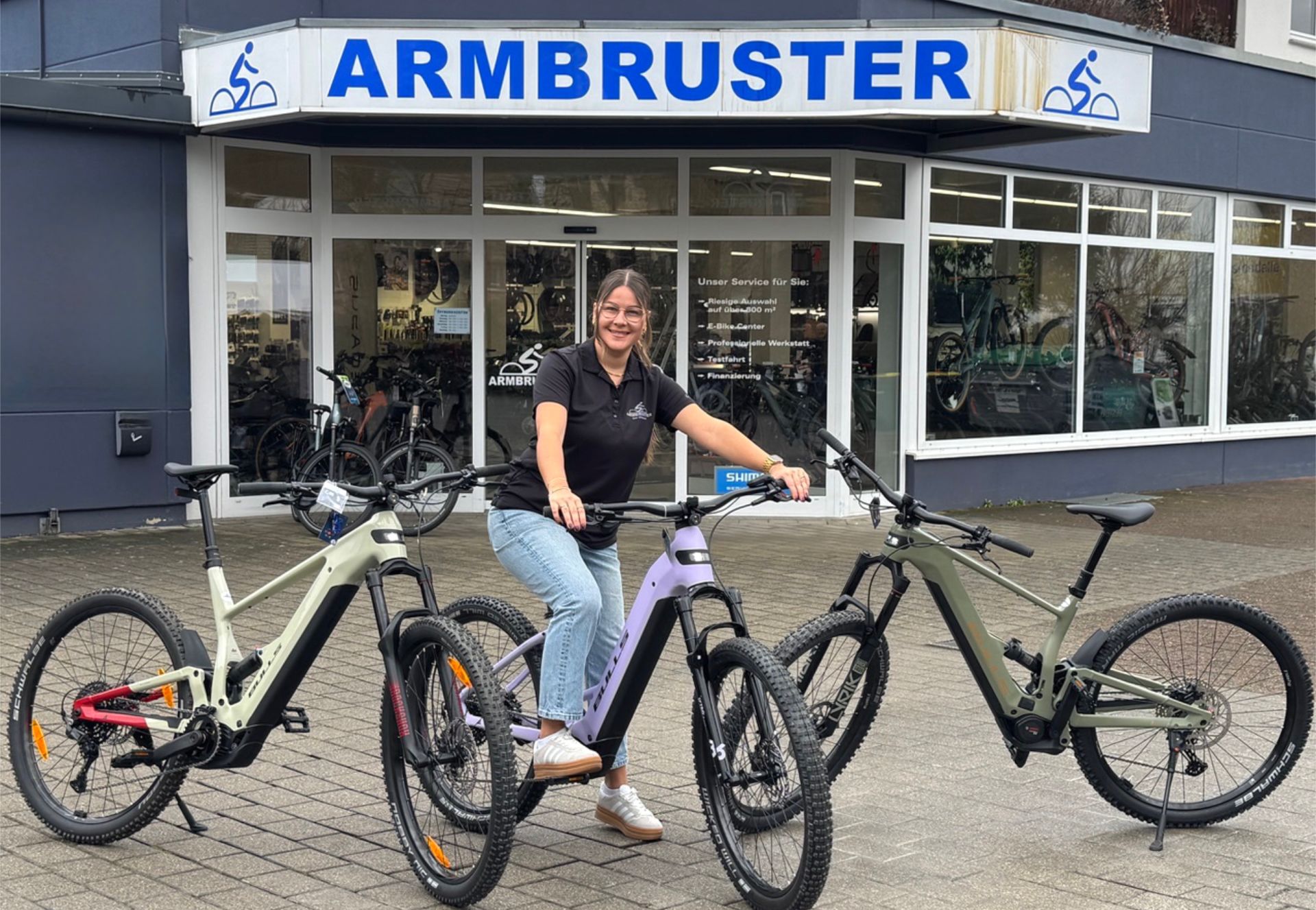 Lea Umbach mit zwei Fahrrädern vorm Laden