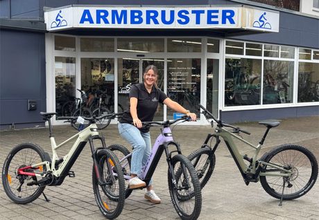 Lea Umbach mit zwei Fahrrädern vorm Laden