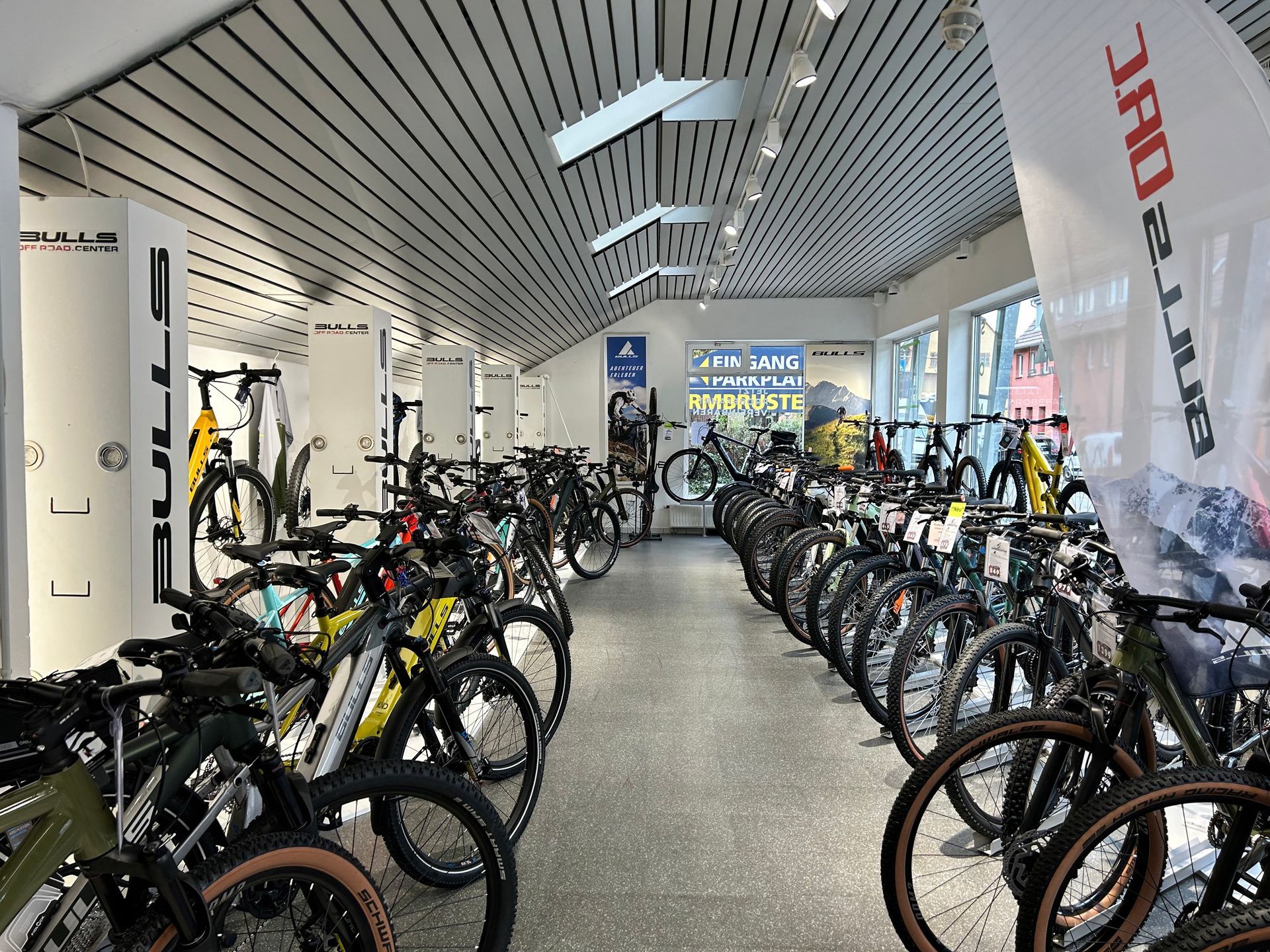 In einem Geschäft steht eine Reihe von Fahrrädern.