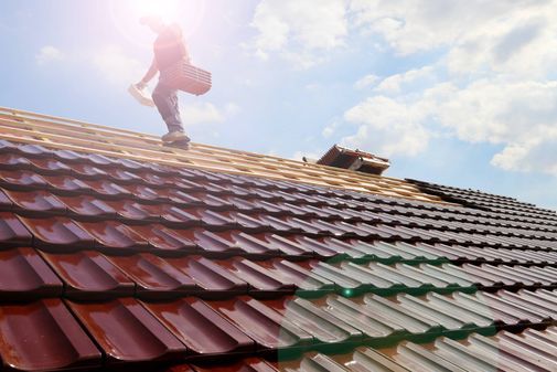 Frisch gedecktes Dach mit braunen Ziegeln