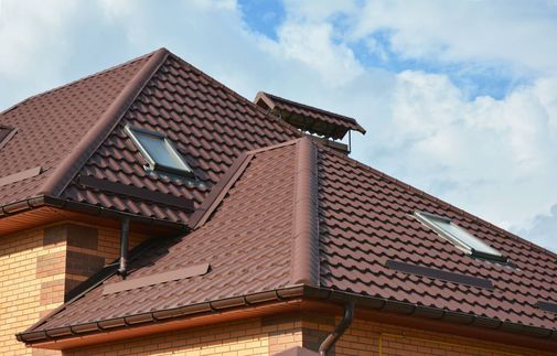 Frisch gedecktes Dach mit braunen Ziegeln