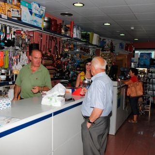 Un grupo de personas de pie alrededor de un mostrador en una tienda.