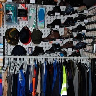 En una tienda se exhiben una variedad de ropa y zapatos