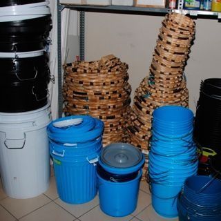 Un montón de cubos azules están apilados uno encima del otro