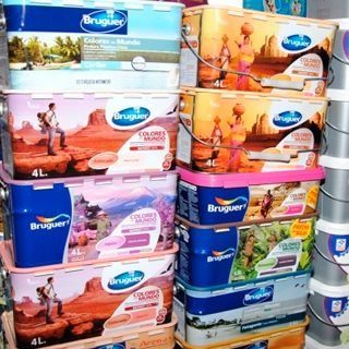 Los cubos de pintura Bruguer están apilados uno encima del otro