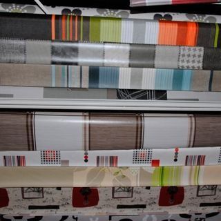 Un montón de telas de diferentes colores están apiladas una encima de otra.