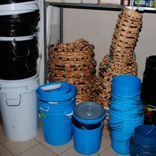 Un montón de cubos están apilados uno encima del otro