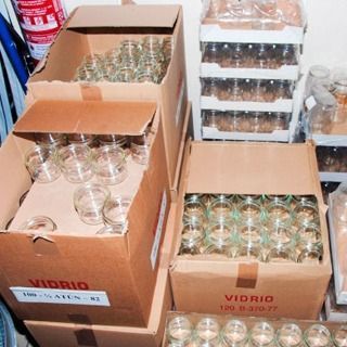 Varias cajas de vidrio están apiladas una encima de otra