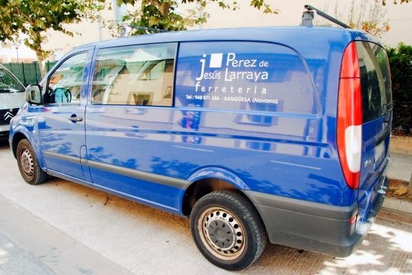 Una camioneta azul que dice Pérez.