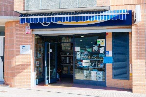 Un escaparate con un toldo azul encima