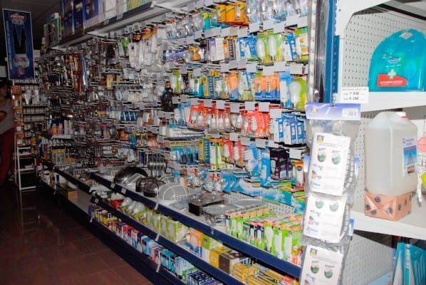 Un pasillo de tienda lleno de muchos artículos, incluidos cepillos de dientes.