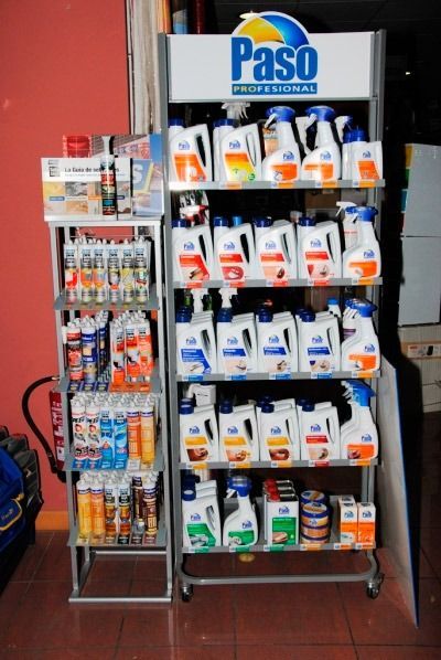 Una exhibición de productos de limpieza de Paso en una tienda.