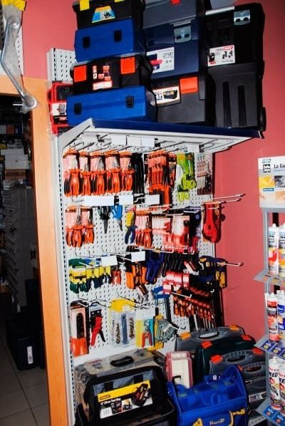 Un montón de herramientas están en exhibición en una tienda