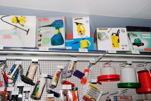 Un montón de herramientas están colgadas en una pared, incluida una que dice Bosch.