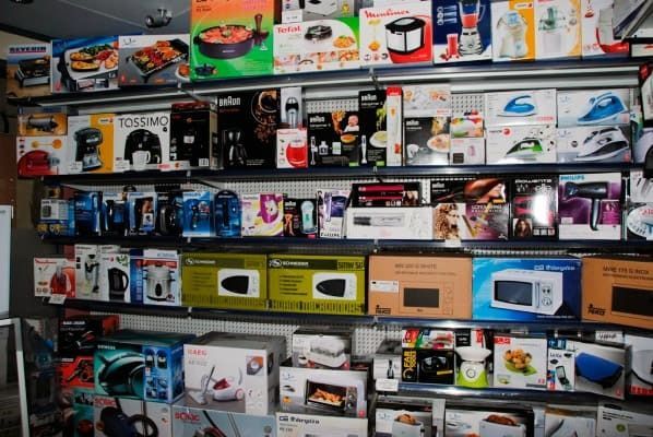 Una tienda llena de electrodomésticos, incluido un horno microondas.